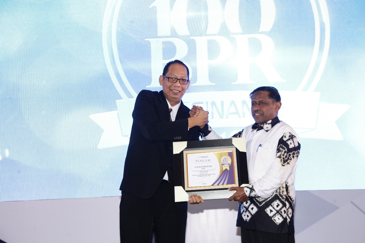 Tim profesional BPR Multidhana Bersama di kantor modern